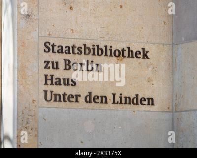 Staatsbibliothek zu Berlin (biblioteca statale) in via Unter den Linden. Insegna all'esterno dell'edificio della casa storica. Foto Stock