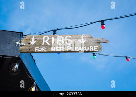 Firma su un grill bar "Ribs for Her Pleasure". Foto Stock