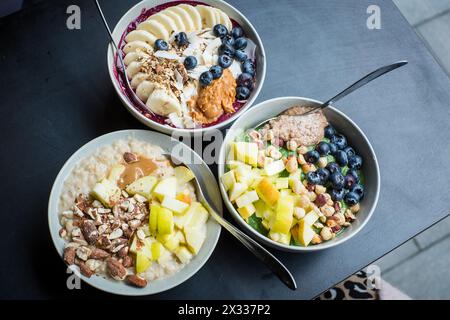 Assortimento di diversi frullati e porridge con condimenti freschi. Foto Stock