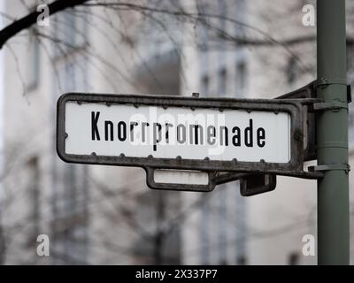 Segui le indicazioni per Knorrpromenade (Knorr Promenade) a Berlino. Guida ai nomi delle strade ad un incrocio nel popolare quartiere di Friedrichshain. Cartello di guida per la posizione, Foto Stock