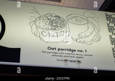 Copenaghen, Danimarca - 5 aprile 2024: Ristorante di porridge Grød nel mercato coperto di Torvehallerne. Foto Stock