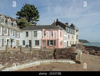 Il Cleave a Kingsand sulla Penisola del rame. Alcuni edifici sono ancora abbordati a potenziali danni causati da mari arrabbiati. Foto Stock