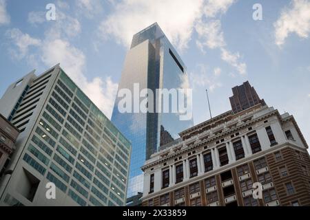 USA, PHILADELPHIA - 2 settembre 2014: Paesaggio urbano del grattacielo più alto Comcast Center con pareti di vetro in autunno. Foto Stock