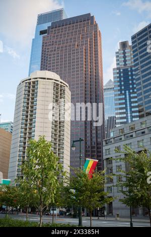 USA, PHILADELPHIA - 2 settembre 2014: Paesaggio urbano del grattacielo più alto Comcast Center e Road in autunno. Foto Stock