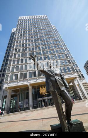 USA, PHILADELPHIA - 2 settembre 2014: Statua dell'ex sindaco Frank Rizzo vicino all'edificio dei servizi municipali. Foto Stock