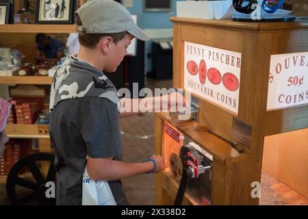 USA, PHILADELPHIA - 2 settembre 2014: Il bambino (con il rilascio del modello) sta facendo un souvenir con il penny Pincher. Foto Stock