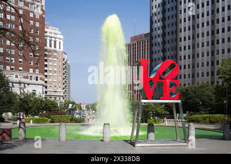 USA, PHILADELPHIA - 2 settembre 2014: Fontana di colore verde nel parco Love. Foto Stock