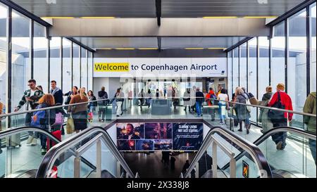 Copenaghen, Danimarca - 7 aprile 2024: Persone che camminano all'interno dell'aeroporto di Copenaghen. Foto Stock