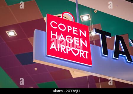 Copenaghen, Danimarca - 7 aprile 2024: Shopping esentasse presso l'aeroporto di Copenaghen. Il più grande aeroporto dei paesi nordici. Foto Stock