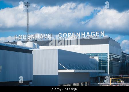 Copenaghen, Danimarca - 7 aprile 2024: Vista esterna dell'aeroporto di Copenaghen. Il più grande aeroporto dei paesi nordici. Foto Stock