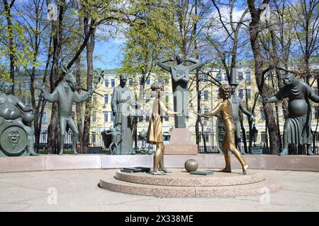 MOSCA, RUSSIA - 24 aprile 2014: Monumento ai bambini - vittime dei vizi per adulti dello scultore Mikhail Shemyakin in Piazza Bolotnaya. Fu inaugurato nel 2001 Foto Stock