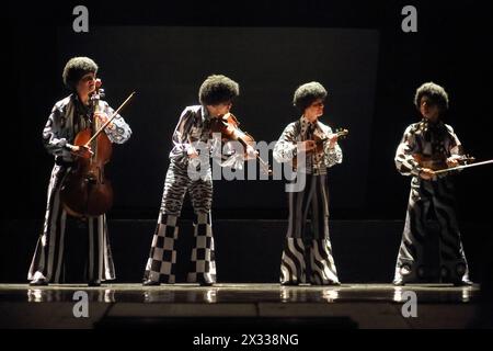 MOSCA - 12 Mar 2014: Quattro attori spettacolo di conici: Balli sulle corde in parrucche nere e costumi con strumenti musicali sul palco del Palazzo di Ya Foto Stock