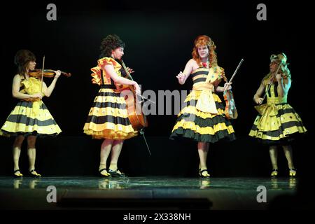 MOSCA - 12 Mar 2014: Quattro attori spettacolo di conici: Ballare sulle corde vestite di abiti femminili con strumenti musicali sul palco del Palazzo di Yau Foto Stock