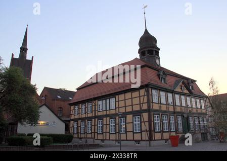 Municipio, storico edificio in legno sulla Market Street, vista al tramonto, Grabow, Germania Foto Stock