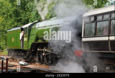 Locomotiva a vapore classe A3 Flying Scotsman presso la stazione di East Grinstead sulla storica Bluebell Railway il 24 agosto 2023. Progettato da Nigel Gresley, il motore di tipo 4-6-2 Pacific fu costruito nel 1923 presso la Doncaster Railway Works per la London and North Eastern Railway (LNER). Visto qui nella livrea delle Ferrovie britanniche successive. Foto Stock