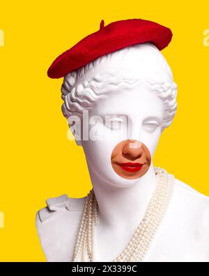 Busto antico con berretto rosso e labbra femminili e elementi fotografici del naso su un design giallo brillante. Design moderno. Collage artistico colorato contemporaneo. Foto Stock