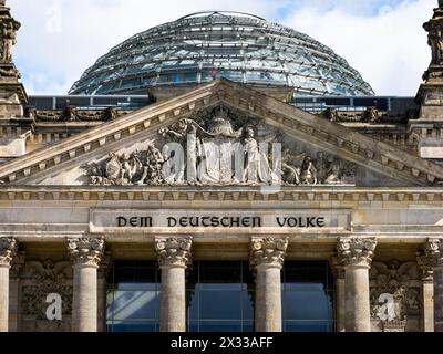 Facciata dell'edificio del Reichstag con l'iscrizione "DEM Deutschen Volke". Splendida architettura antica con una cupola di vetro come edificio governativo. Foto Stock