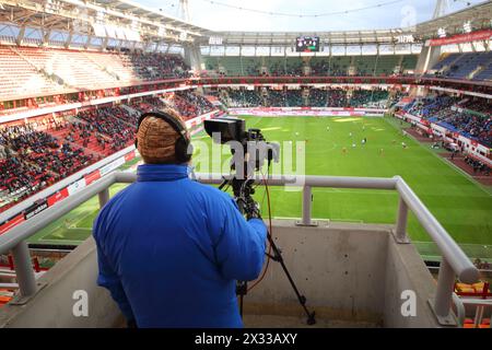 RUSSIA, MOSCA - 2 novembre 2014: Vista ravvicinata dell'operatore riprese video della partita di calcio sul campo dell'arena sportiva Locomotive. Foto Stock