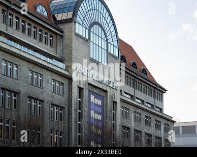 Esterno dell'edificio Kaufhaus des Westens o KaDeWe. L'azienda dei grandi magazzini soffre della Signa Holding che rivendica affitti elevati. Foto Stock