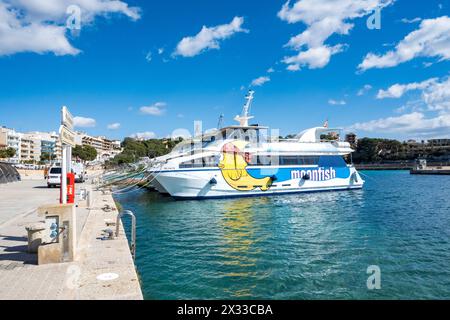 Maiorca, Isole Baleari, Spagna, Un traghetto ancorato a Porto Cristo, solo editoriale. Foto Stock