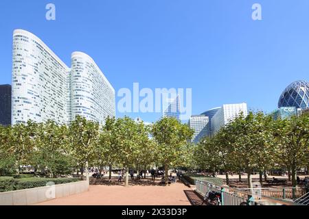 PARIGI, FRANCIA - 12 settembre 2014: Area verde vicino al grattacielo Coeur Defense nel quartiere degli affari la Defense a Parigi Foto Stock