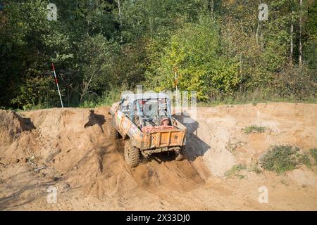 RUSSIA, PUSHKINO – 20 SEP, 2014: Fuoristrada supera il pendio di sabbia e va nella foresta durante Rainforest Challenge Russia Autunno 2014 PRO-X. Foto Stock