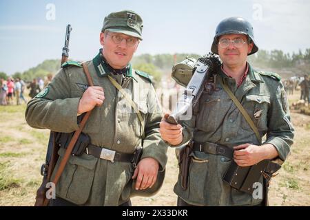 Due soldati nazisti in occhiali con le braccia Foto Stock