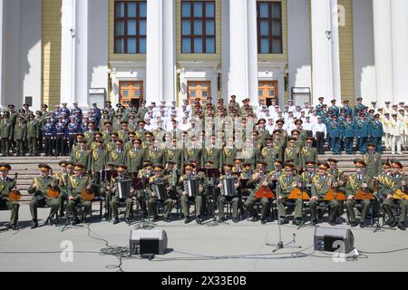 MOSCA - 20 MAGGIO 2014: Coro militare combinato sui gradini del Teatro dell'Esercito Russo durante il concorso di revisione canzone e ballo ensemble o Foto Stock