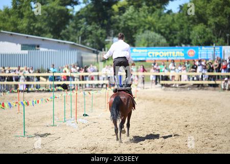 LYTKARINO, RUSSIA - 23 MAGGIO 2014: Il cavaliere svolge il compito al campionato russo dzhigitovka nel complesso sportivo equestre Sozidatel a Lytkarino Foto Stock