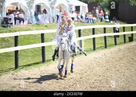LYTKARINO, RUSSIA - 23 MAGGIO 2014: Le due cavaliere svolgono un compito su un cavallo al campionato russo dzhigitovka nel complesso sportivo equestre Foto Stock