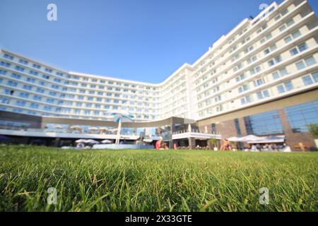 SOCHI, RUSSIA - 25 giugno 2014: Prato verde vicino all'Hotel Radisson Blu Paradise Resort and Spa, focalizzato sull'erba verde Foto Stock
