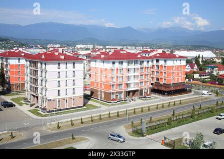 SOCHI, RUSSIA - 25 giugno 2014: Vista dall'Hotel Radisson Blu Paradise Resort and Spa alla via dei 65 anni della Vittoria con la nuova tenuta residenziale A. Foto Stock