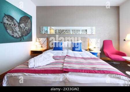 SOCHI, RUSSIA - 25 giugno 2014: Camera doppia con un letto nell'Hotel Radisson Blu Paradise Resort and Spa Foto Stock