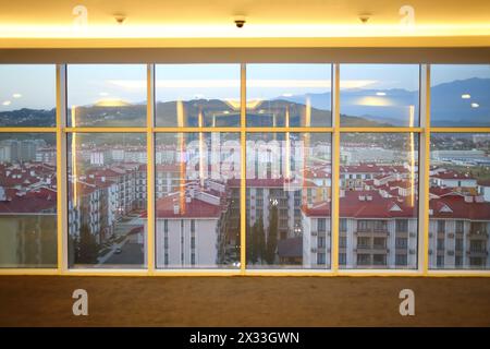 SOCHI, RUSSIA - 25 giugno 2014: Vista serale del complesso dell'hotel con laghetti puri e montagne dalla finestra Foto Stock