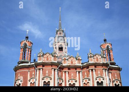 MOZHAISK, RUSSIA - JUN 08, 2014: L'edificio della Cattedrale di Nicola in mattoni rossi in stile pseudo-gotico contro il cielo Foto Stock