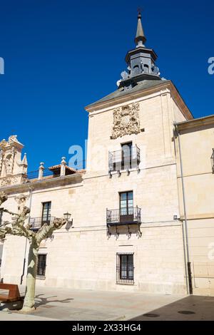 Ospedale di San Agustin, utilizzato come ufficio informazioni turistiche, a El Burgo de Osma, provincia di Soria, Castilla Leon in Spagna. Foto Stock