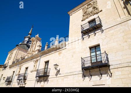 Ospedale di San Agustin, utilizzato come ufficio informazioni turistiche, a El Burgo de Osma, provincia di Soria, Castilla Leon in Spagna. Foto Stock