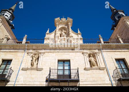 Ospedale di San Agustin, utilizzato come ufficio informazioni turistiche, a El Burgo de Osma, provincia di Soria, Castilla Leon in Spagna. Foto Stock