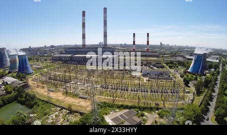 RUSSIA, MOSCA - 14 giugno 2014: Paesaggio urbano con stazione elettrica nelle giornate estive di sole. Vista aerea. Foto con rumore proveniente dalla Action camera. Foto Stock