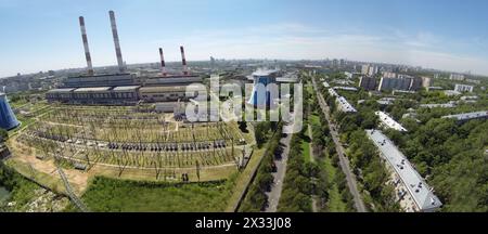 RUSSIA, MOSCA - 14 giugno 2014: Centrale elettrica in città. Vista aerea. Foto con rumore proveniente dalla Action camera. Foto Stock