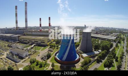 RUSSIA, MOSCA - 14 giugno 2014: Stazione elettrica durante il giorno di sole estivo. Vista aerea. Foto con rumore proveniente dalla Action camera. Foto Stock