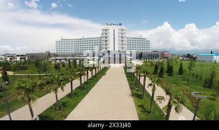 RUSSIA, SOCHI - 25 giugno 2014: Esterno dell'hotel Radisson Blu. Vista aerea. Foto con rumore proveniente dalla Action camera. Foto Stock