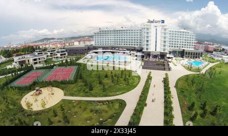 RUSSIA, SOCHI - 25 giugno 2014: Complesso dell'hotel Radisson Blu durante il giorno estivo. Vista aerea. Foto con rumore proveniente dalla Action camera. Foto Stock