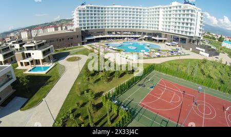 RUSSIA, SOCHI - 25 giugno 2014: Hotel Radisson Blu e campo da tennis. Vista aerea. Foto con rumore proveniente dalla Action camera. Foto Stock