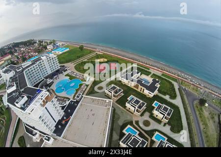 RUSSIA, SOCHI - JUL 27, 2014: Complesso alberghiero Radisson Blu vicino al Mar Nero. Vista aerea. Foto con rumore proveniente dalla Action camera. Foto Stock