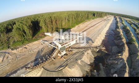 Voskresensk, Russia - 22/07/2015: Enorme escavatore abzetzer sullo sfondo della foresta e vista aerea blu di skyю. Foto Stock