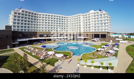 RUSSIA, SOCHI - 25 giugno 2014: Le persone nuotano nella piscina dell'hotel Radisson Blu nelle giornate estive di sole. Vista aerea. Foto con rumore proveniente dalla Action camera. Foto Stock