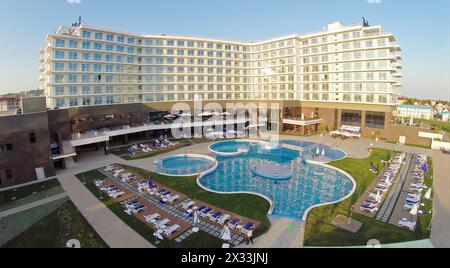 RUSSIA, SOCHI - 25 giugno 2014: Le persone nuotano nella piscina dell'hotel Radisson Blu nelle giornate estive di sole. Vista aerea. Foto con rumore proveniente dalla Action camera Foto Stock