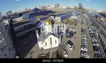 MOSCA, RUSSIA - 12 marzo 2013: Chiesa e parcheggio vicino al complesso espositivo Expo Center, con vista sulla città nelle giornate di sole. Vista aerea Foto Stock