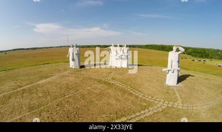 RUSSIA, NELIDOVO - JUL 1, 2014: Le persone si trovano vicino al monumento del 28 Eroi Panfilovtsev sul campo. Vista aerea. (Foto con rumore proveniente dalla Action camera) Foto Stock